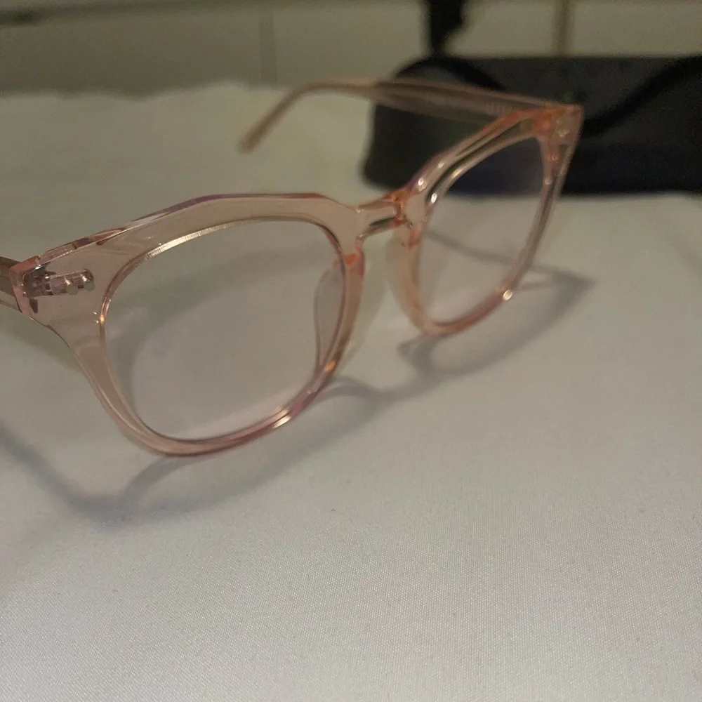 Diff Eyewear Women's Translucent Pink Round Square Glasses with Black Case